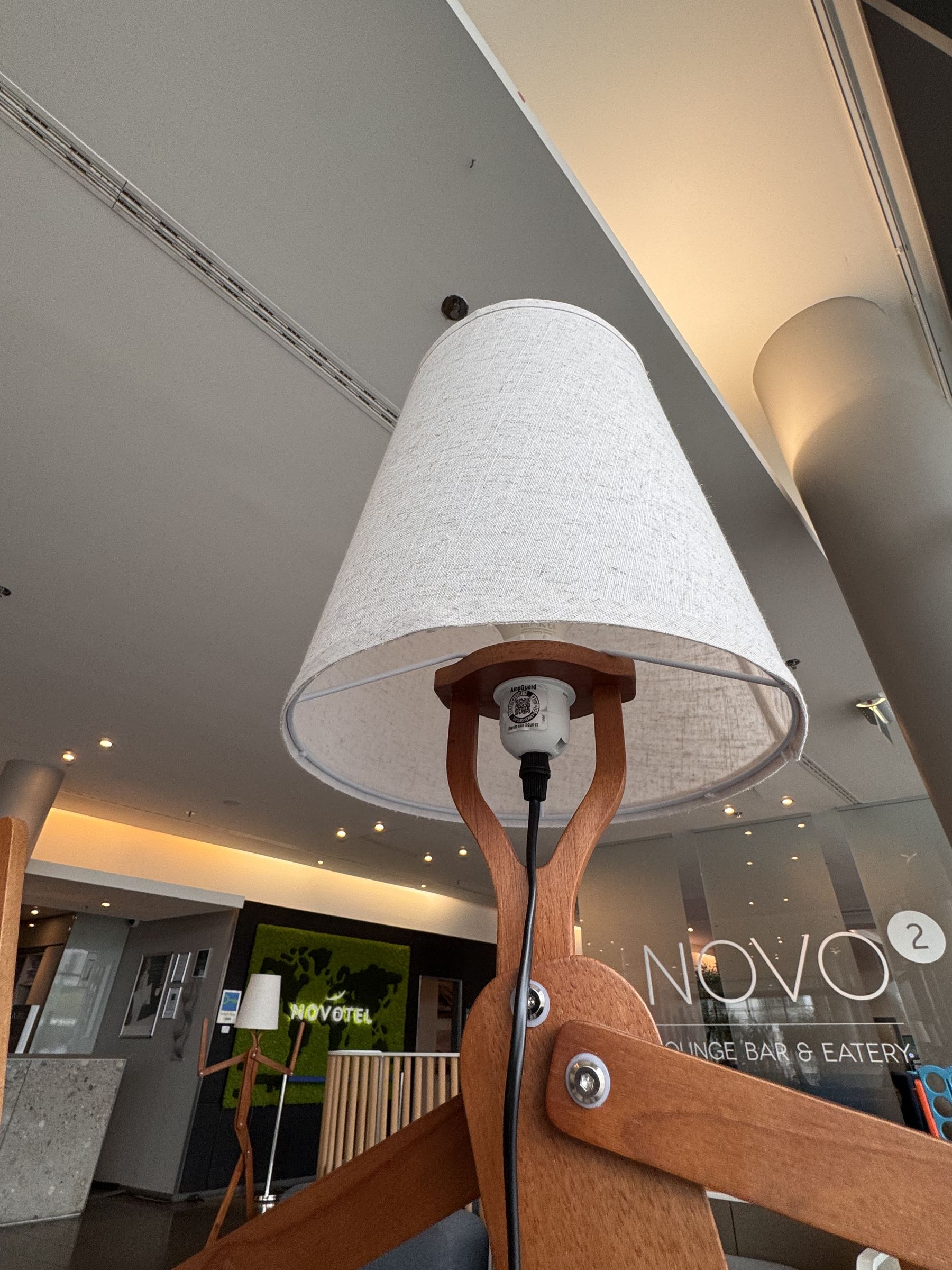 Digitaler Prüfstatus via QR-Code an einer Hotel-Stehlampe in München